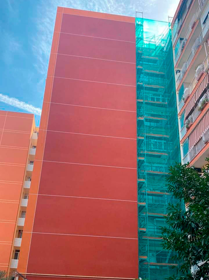 Proceso de ejecución de rehabilitación de fachada en edificio de la calle Galicia de Fuenlabrada.
